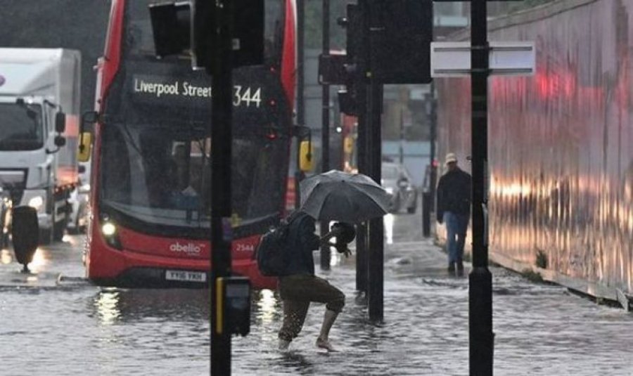 Përmbytjet ‘pushtojnë’ Londrën