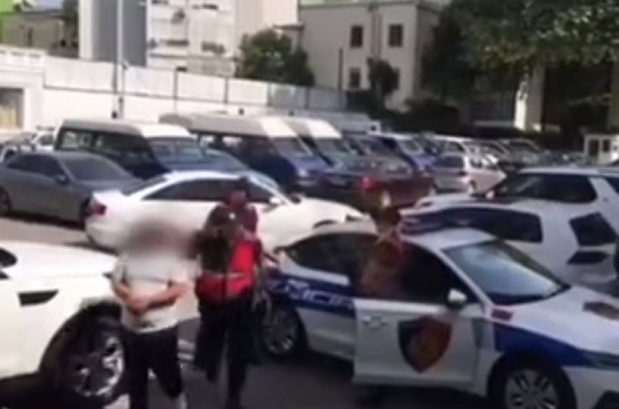 VIDEO/ Momenti i shoqërimit në polici të zyrtarëve të Kadastrës