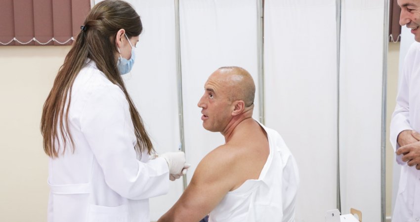 Në krahun plot muskuj, vaksinohet Ramush Haradinaj 