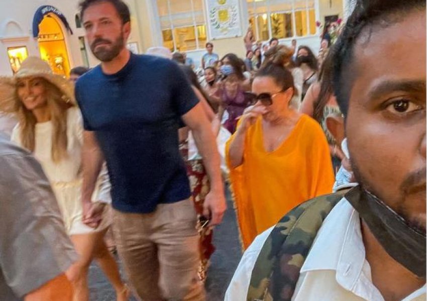 Jennifer Lopez dhe Ben Affleck priten në Capri me duartrokitje