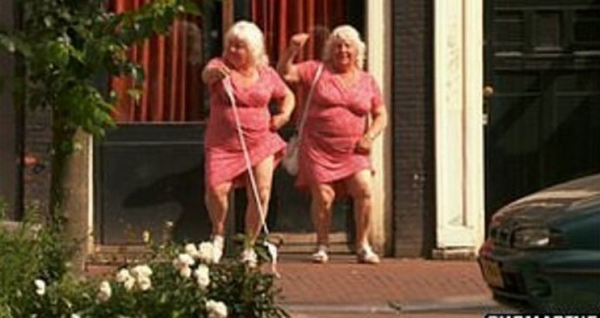 Njihuni me binjaket punonjëse të seksit më të vjetra në Amsterdam, që kanë ‘shërbyer’ mbi 300,000 burra