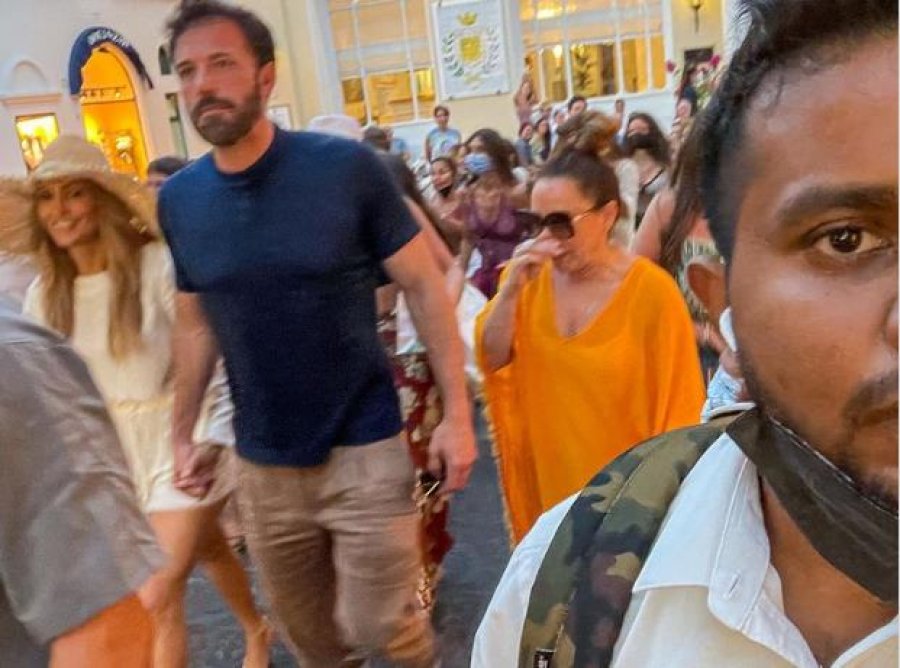 Jennifer Lopez dhe Ben Affleck priten në Capri me duartrokitje