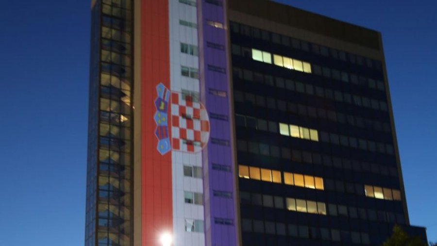 Ndërtesa e Qeverisë së Kosovës vishet me ngjyrat e flamurit të Kroacisë