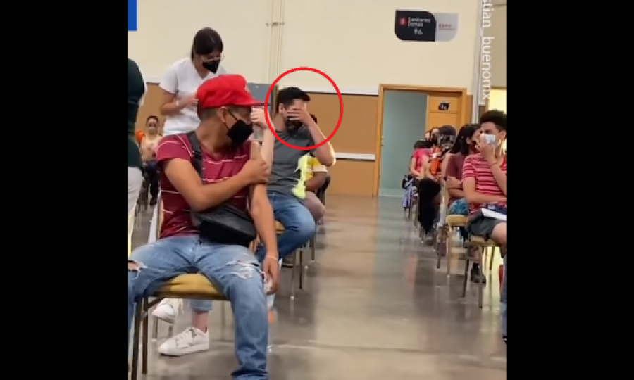 VIDEO/ Pamje qesharake, burri mbyll sytë me dorë dhe bërtet çuditshëm nga frika prej vaksinës
