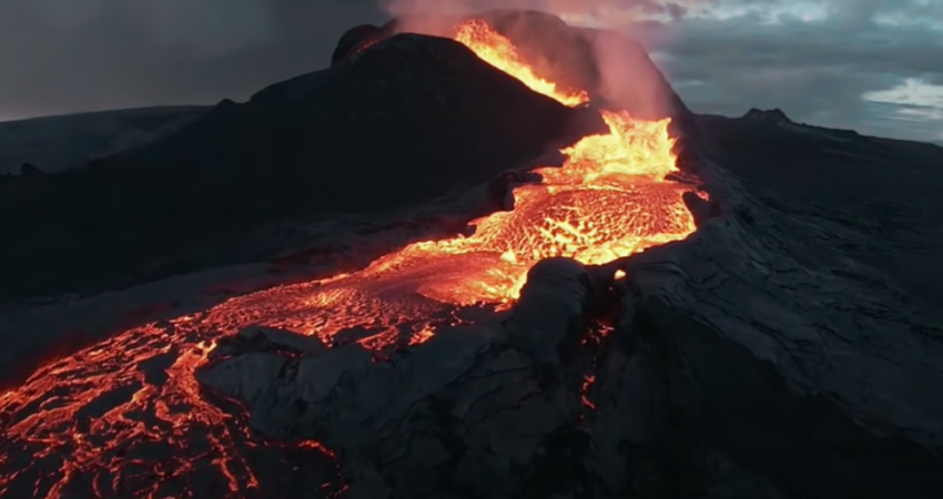 VIDEO/Mos i humbisni këto pamje mbreslënëse të shpërthimit të vullkanit në Islandë