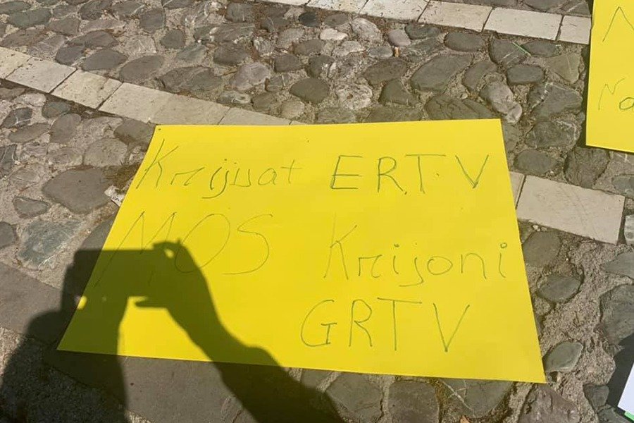 'Krijuat ERTV, mos krijoni GRTV'/ Gazetarët hidhen në protestë