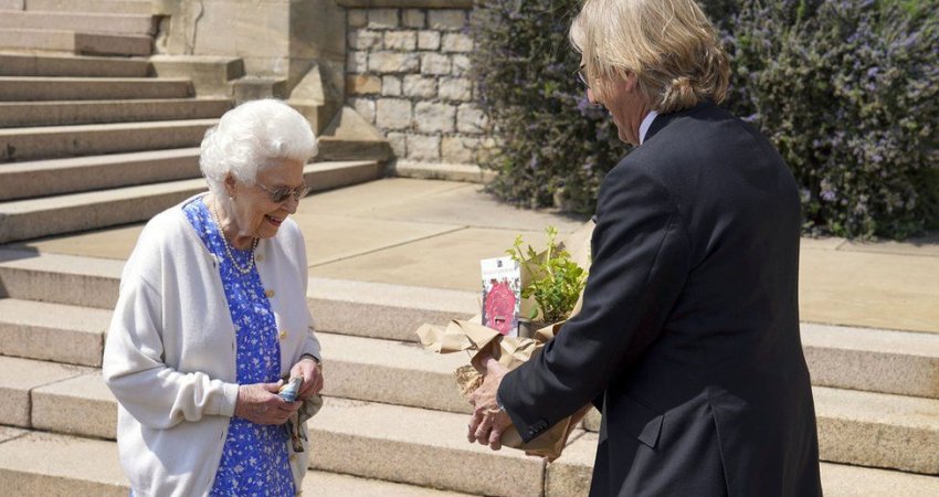 Mbretëresha merr një trëndafil të ri si homazh për Princi Philip