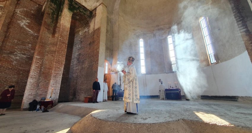 Blerim Latifi e zbulon me detaje pse u mbajt liturgjia pikërisht me 10 qershor në zemër të Prishtinës