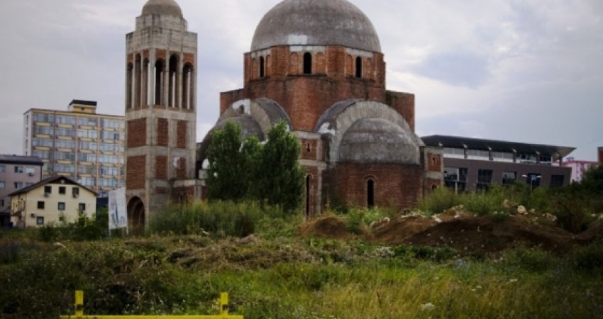 Historia e frikshme e kishës serbe që ndodhet në oborrin e UP-së 