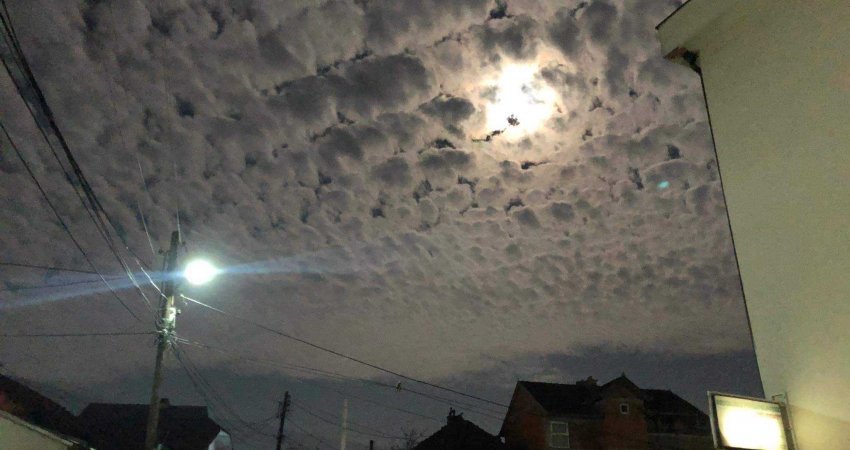 Diçka interesante po ndodh në qiellin e Prishtinës (Foto) 
