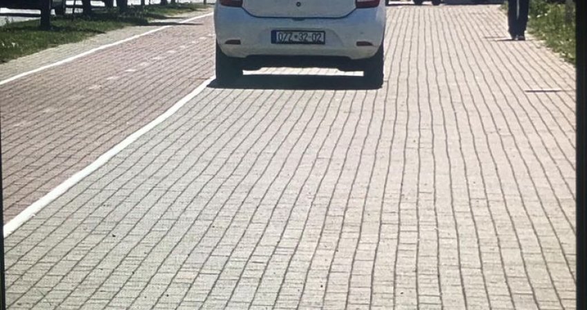 Vetura zyrtare parkohet në hapësirën e parkut në Gjakovë (Foto)