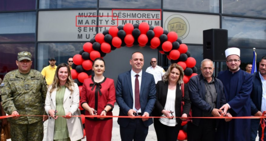 Me një gabim të rëndë në shqip dhe një tjetër në anglisht, Haskuka e përuron Muzeun e Dëshmorëve