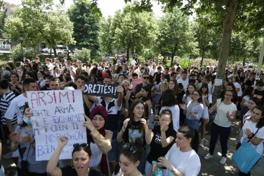 VIDEO/ Përshkallëzohet protesta e maturantëve në Tiranë, bllokojnë Rrugën e Elbasanit
