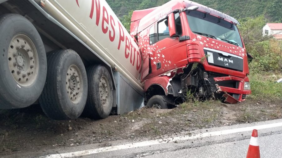 Aksident në Xibrakë/ Përmbyset kamioni me karburant, shoferi mbetet i bllokuar poshtë mjetit