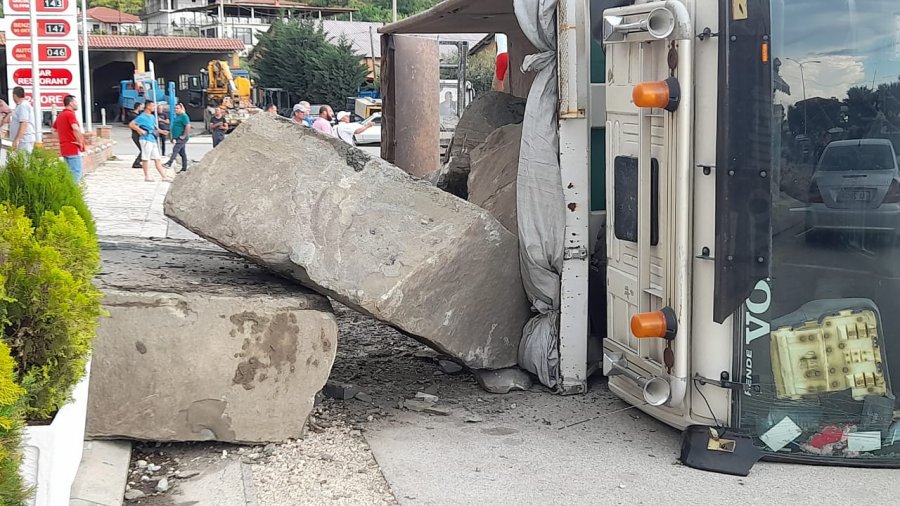 VIDEO-FOTO/ Rrokulliset kamioni me gurë, bllokohet rruga në Berat 