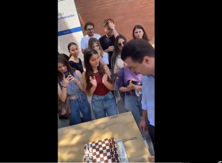 VIDEO/ Basha surprizohet nga të rinjtë me tortën e veçantë