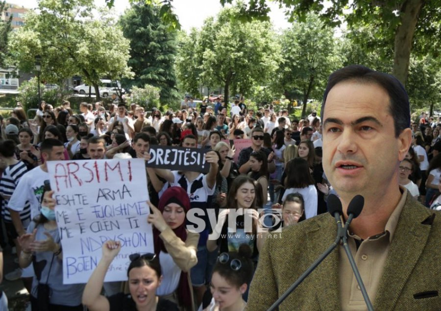 Protesta e maturantëve, Boçi: E njëjta skemë si me ‘Turin’ e letërsisë vjet, tani i futur me varkë brenda matematikës