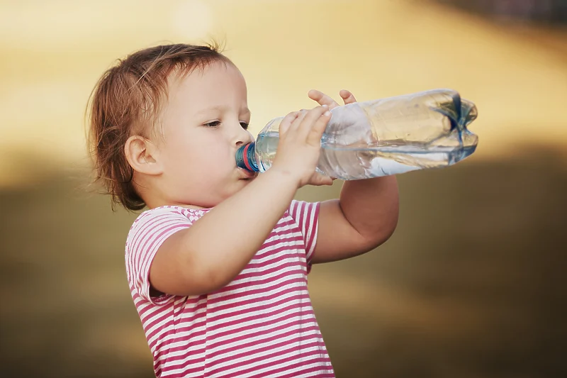 Sa ujë duhet të pinë fëmijët në ditë
