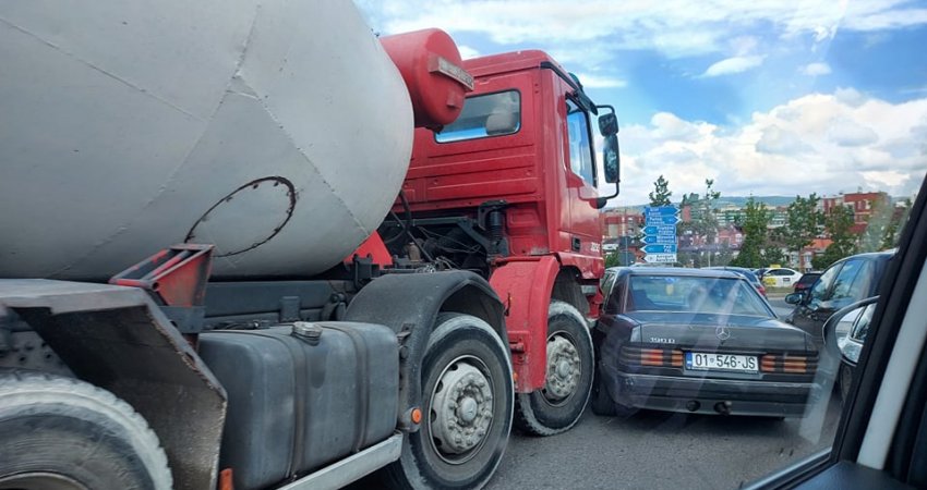 Aksident trafiku tek rrethi i madh në Prishtinë