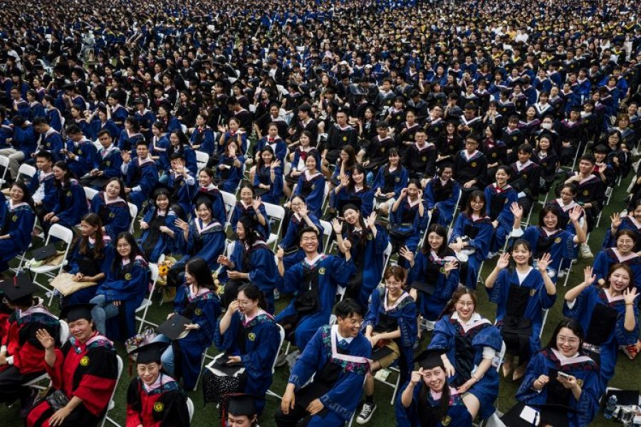 Disa arsye për të festuar: Mijëra studentë mblidhen në një ceremoni diplomimi masiv në Wuhan