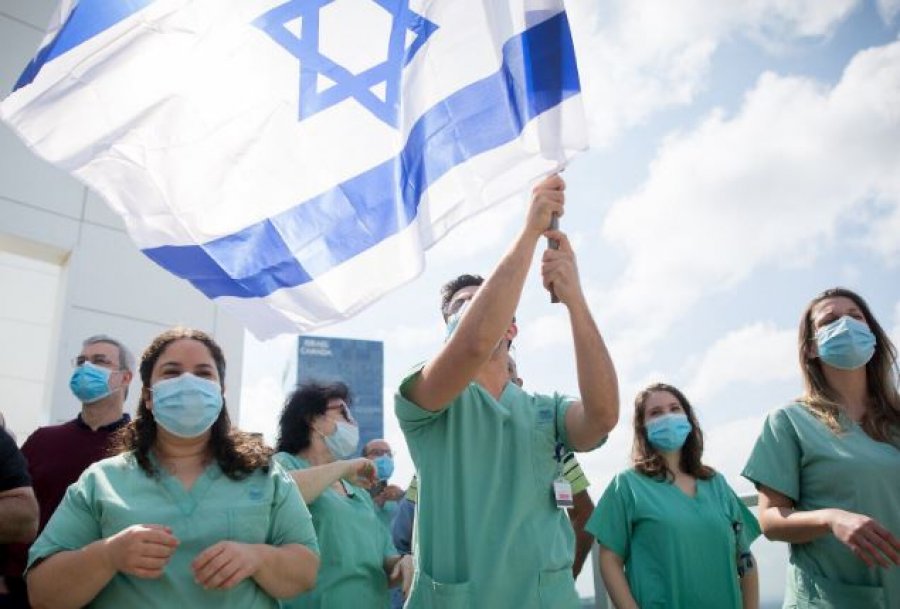 Izraeli heq maskat edhe në ambientet e mbyllura