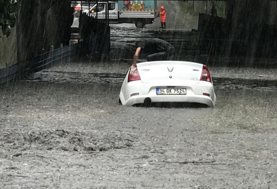 'Çmendet' moti në Turqi/ Stambolli ‘nën pushtetin’ e shiut