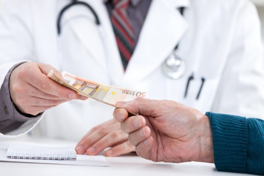 Sondazh: Një në pesë persona në BE paguan ryshfet për mjekët gjatë pandemisë