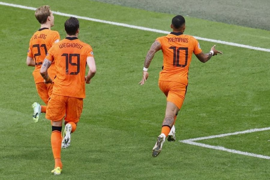 Holanda fiton pjesën e parë ndaj Austrisë