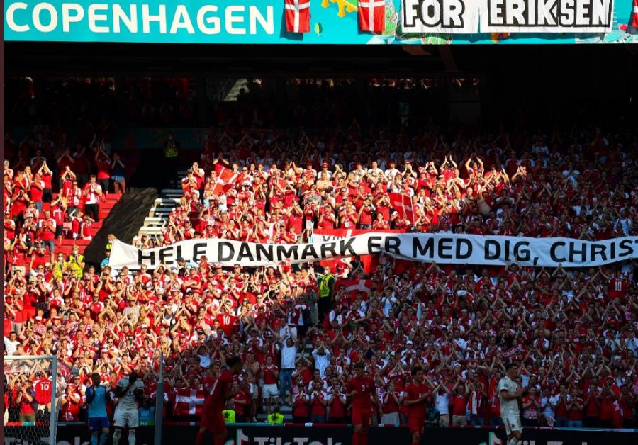 VIDEO/ Emocione në Kopenhagen: loja u ndal dhe një minutë duartrokitje në minutën e 10-të për Eriksen