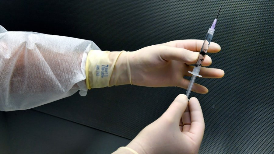 Injektoi dozën e dytë të vaksinës Pfizer, vdes gruaja në Greqi
