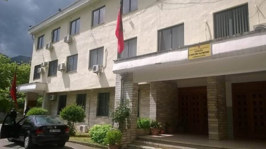 I akuzuar për ngacmim seksual ndaj 3 të miturve, gjirokastritit i bie të fikët në sallën e gjyqit