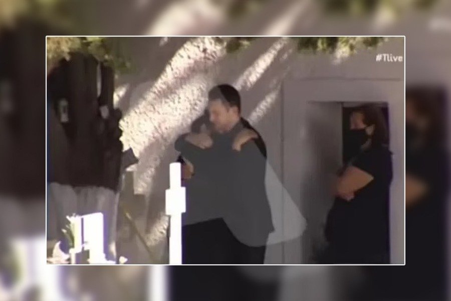 VIDEOLAJM/ Momenti kur vrasësi grek përqafon nënën e viktimës