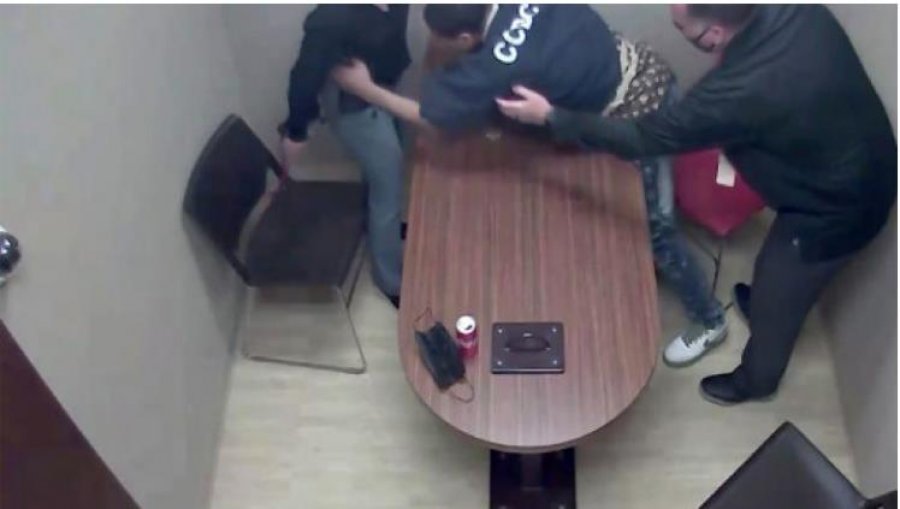 VIDEO/ Dramatike, burri tenton t’ja marrë armën oficeres në zyrë