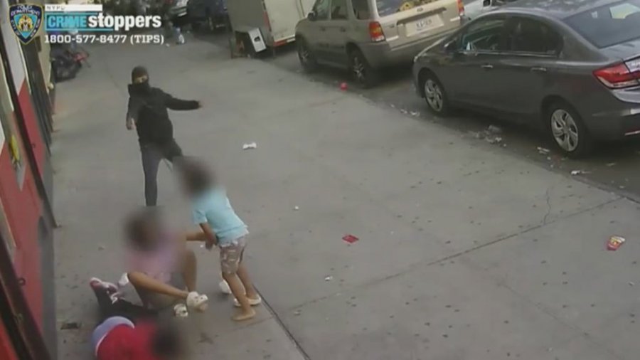 VIDEO/ Më kapuç në kokë, agresori qëllon 24-vjeçarin në pranitë dy fëmijëve të mitur në Bronx  