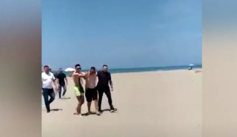 VIDEO/ Aksidentoi dy këmbësorë, momenti kur policët me mbathje plazhi arrestojnë autorin