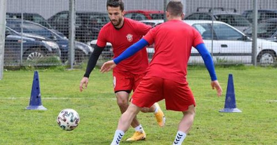 Vllaznia zyrtarizon lojtarin e ri, një maqedonas për sulmin