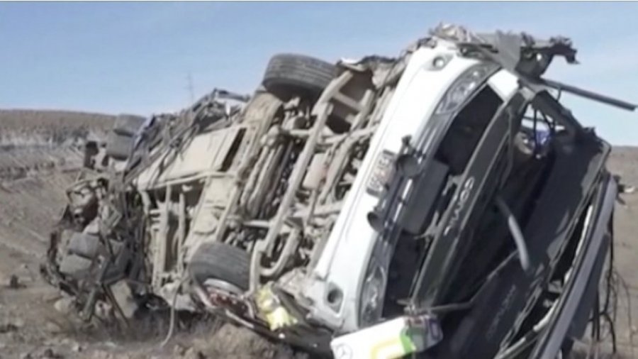 VIDEO/ Aksident tragjik, autobusi bie në humnerë, vdesin 27 minatorë
