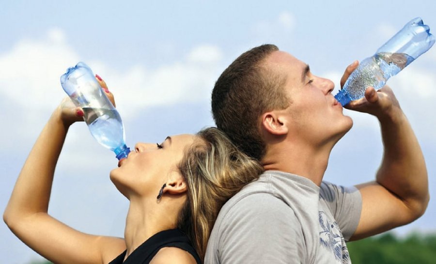 'Pini sa më shumë ujë dhe lëngje të freskëta': Instituti i Shëndetit Publik këshillon për ditët e nxehta