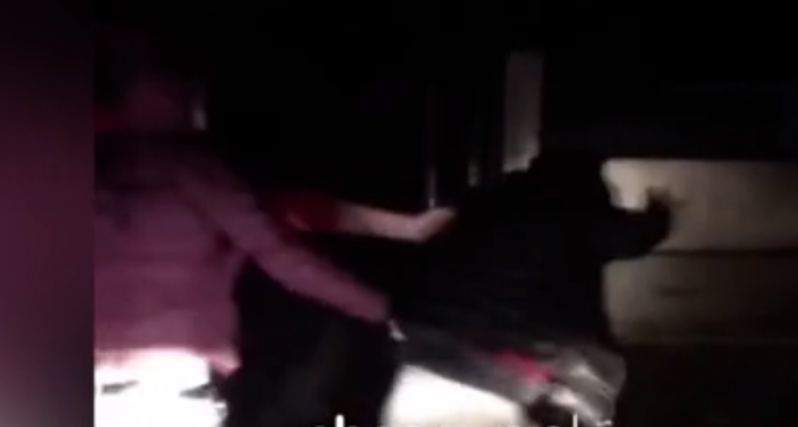 VIDEO/ Terrorizoi qytetarët në Tiranë, dy të rinj dhunojnë algjerianin
