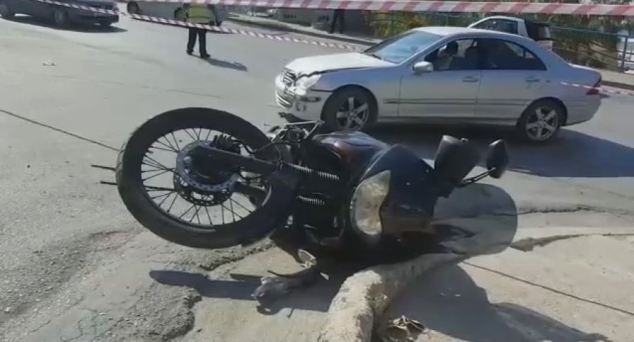 Aksident në Tiranë-Durrës, motori përplaset me një makinë te mbikalimi i Kamzës
