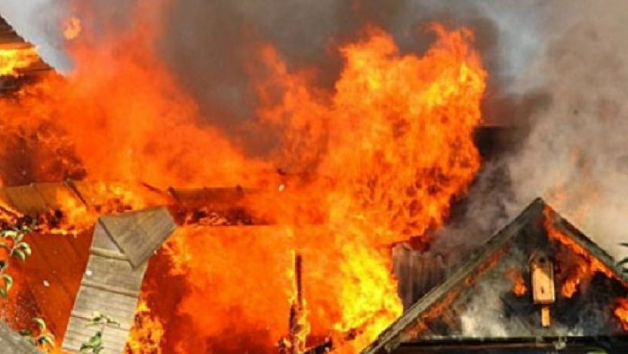 Zjarr me përmasa gjigande në një magazinë në Elbasan