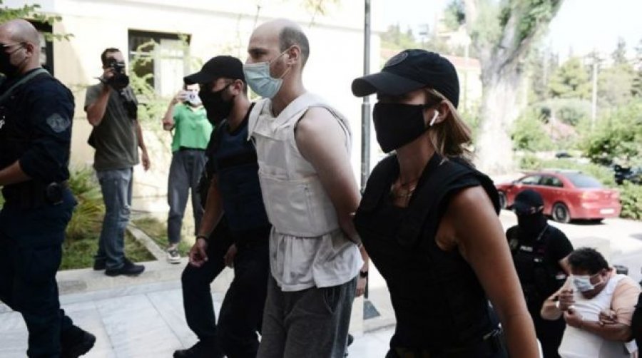E shoqëruar nga një police dhe me të bardha, del përpara gjykatës bullgari që përdhunoi pastruesen shqiptare
