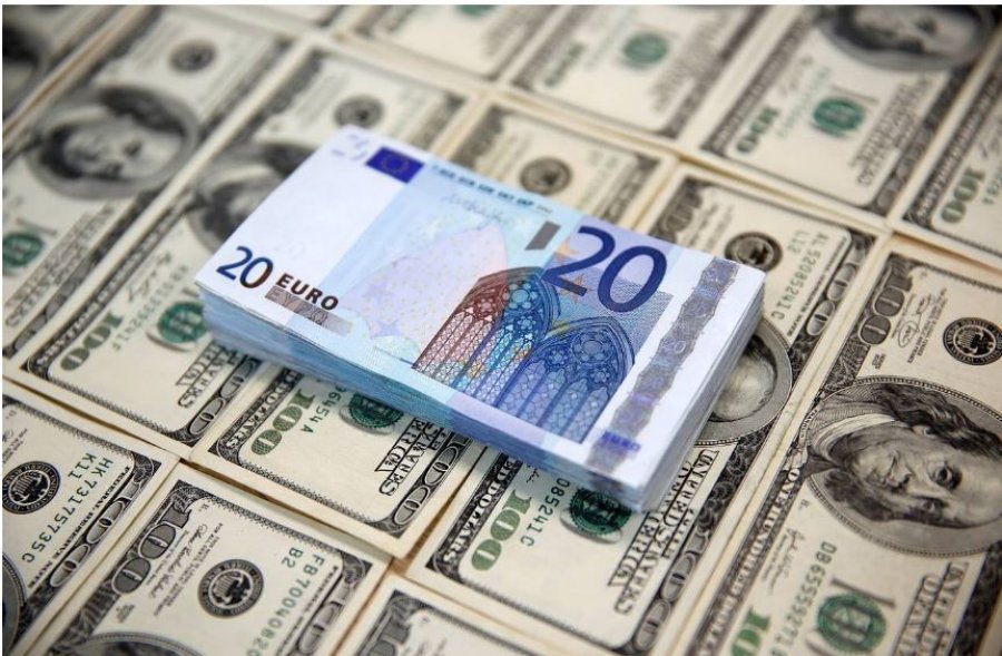Falsifikuan 1 500 euro dhe 40 mijë dollarë, arrestohen tre persona