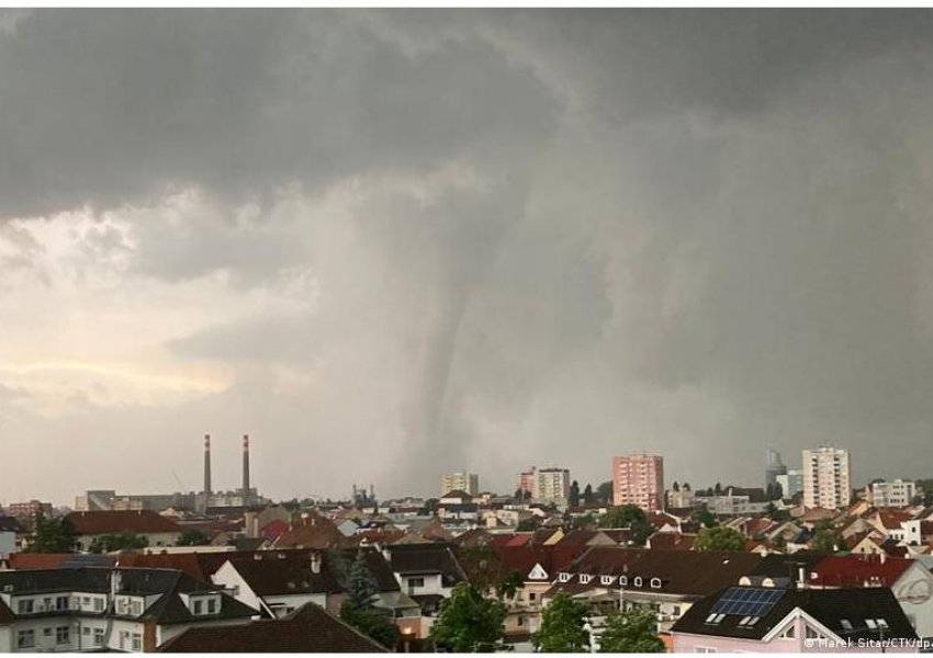 Uragani përfshin Çekinë, raportohet për viktima dhe të plagosur