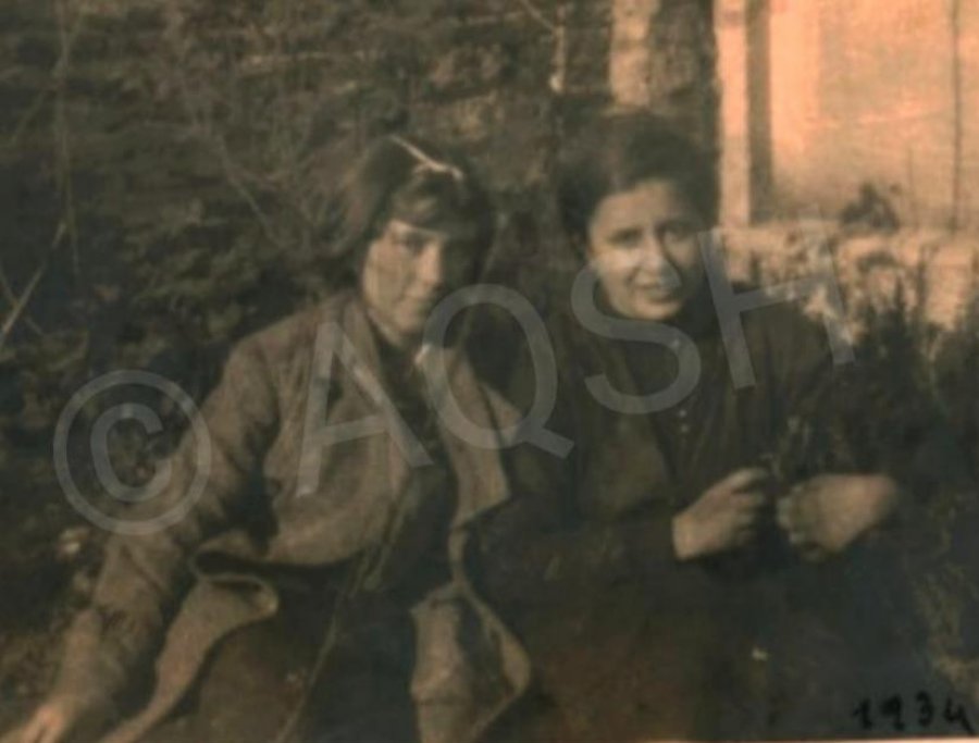 Një foto më 25 qershor 1934: Musine Kokalari dhe Drita Kosturi