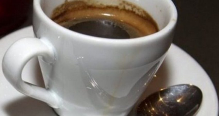 Studimi i frikshëm: Kujdes nga njerëzit që e pinë kafen pa sheqer