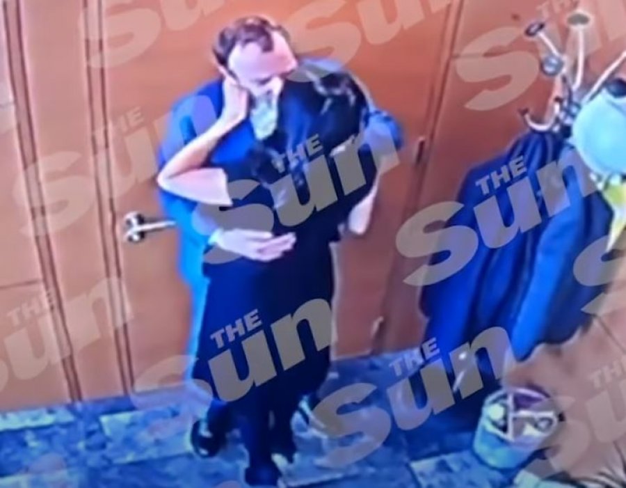 VIDEO/ Skandali që po trondit Anglinë. Ministri kontrollon korridorin, më pas i hidhet në qafë sekretares duke e puthur