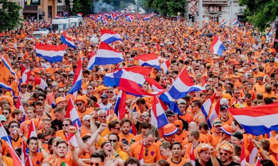 VIDEO/ Pamje të pabesueshme! Tifozët e Holandës e pushtojnë Budapestin para ndeshjes 