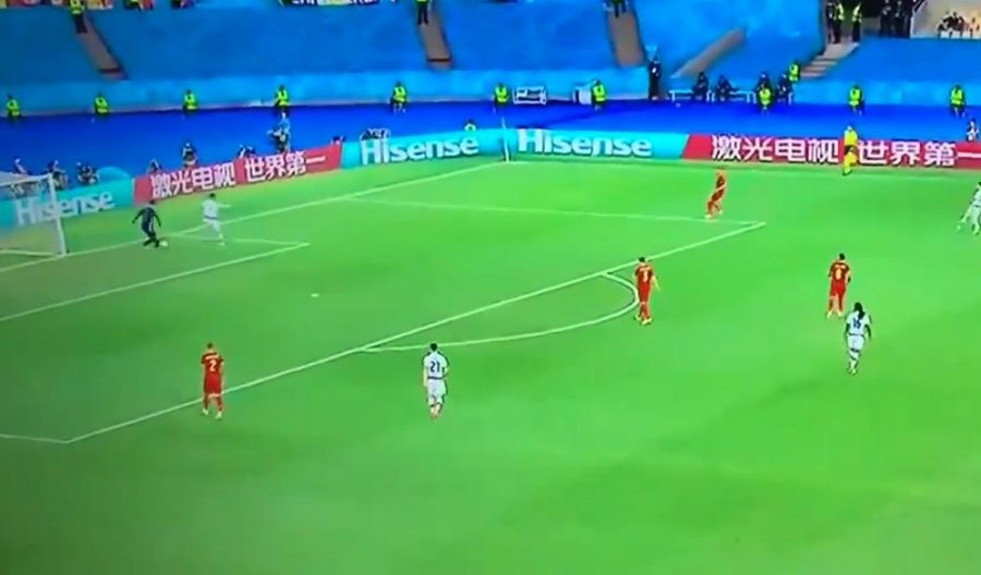 VIDEO/ Momenti kur portieri turpëron keq Ronaldon, shikoni çfarë i bën...