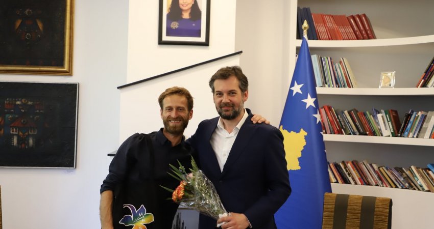 Petrit Halilaj kthehet nê Kosovë për instilacionin ‘Lule mosmëharro 2020-2021’